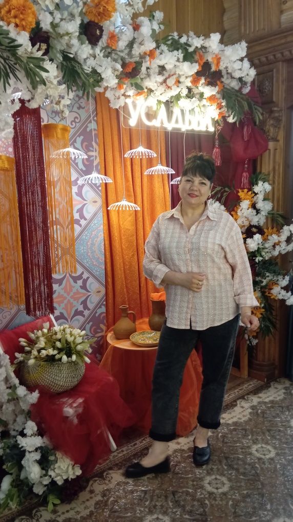 Ведущая праздников Елена