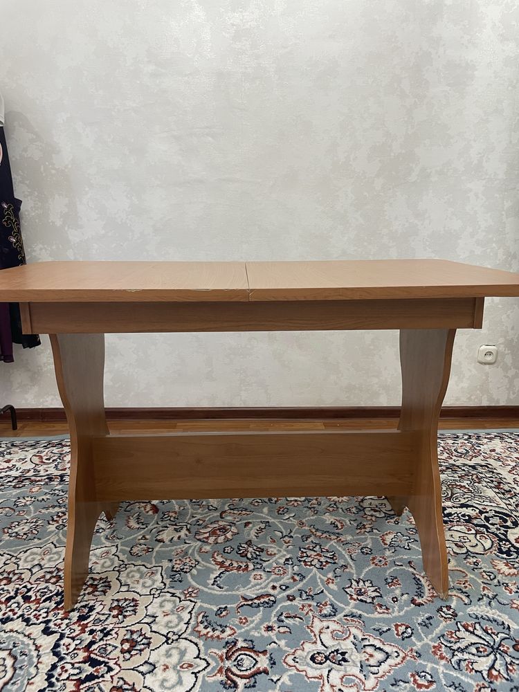 Продается стол раздвижной и 5 стульев