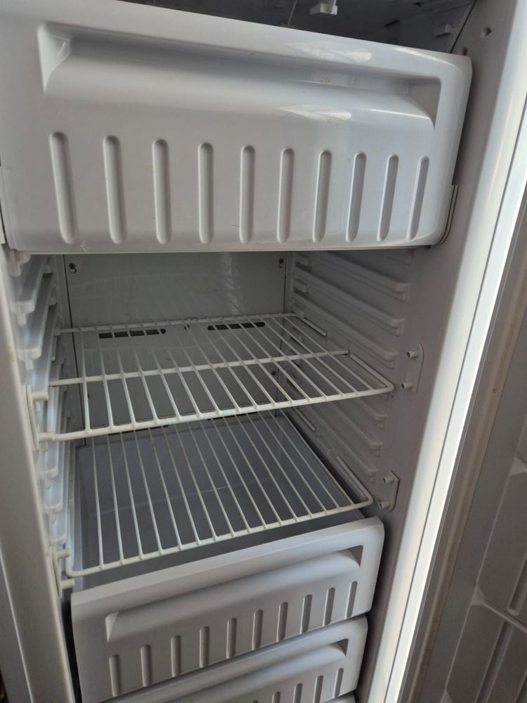 Продам морозильник indesit