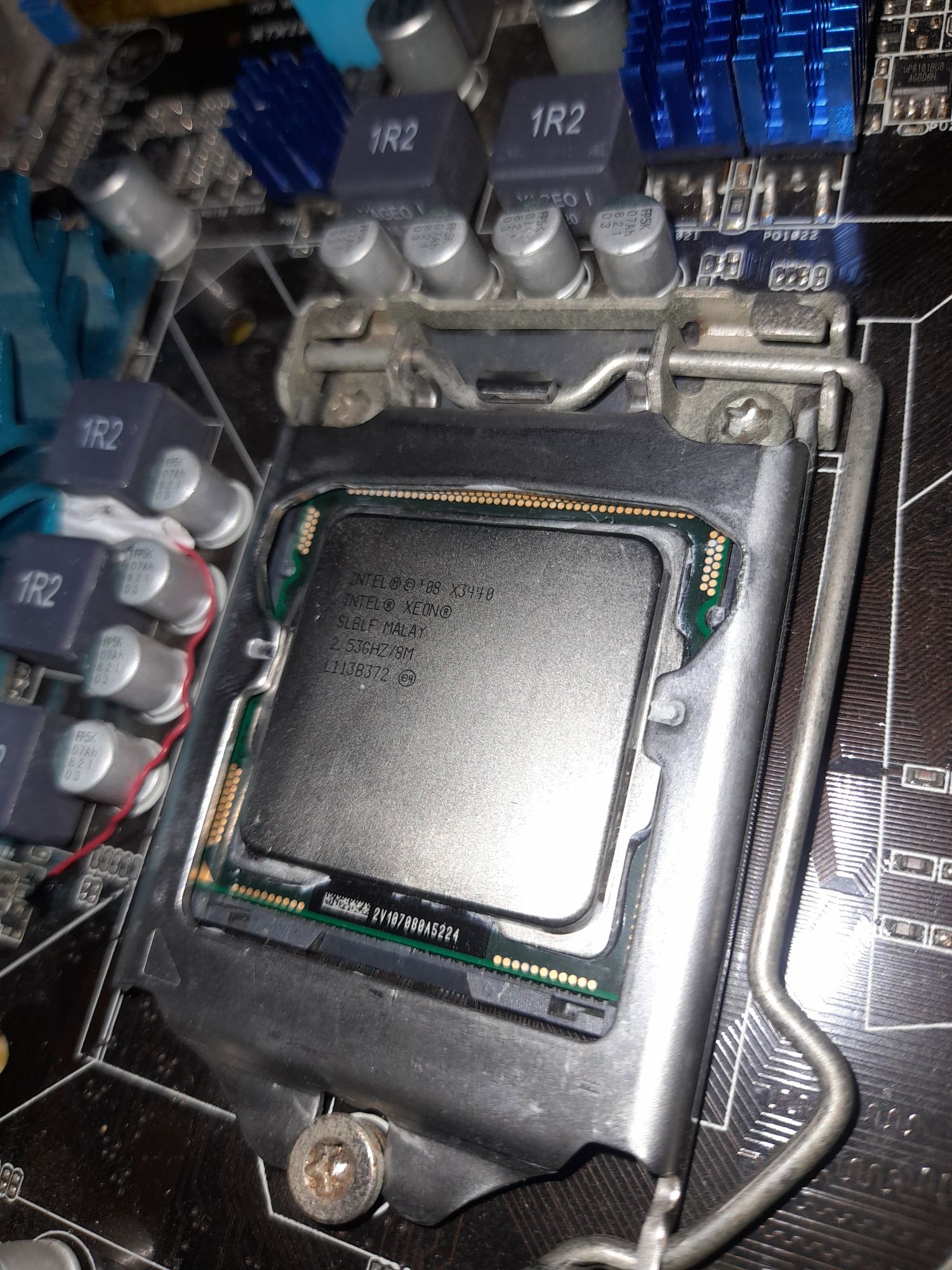 Материнская плата p7h55 (не рабочая) с процессором xeon x 3440