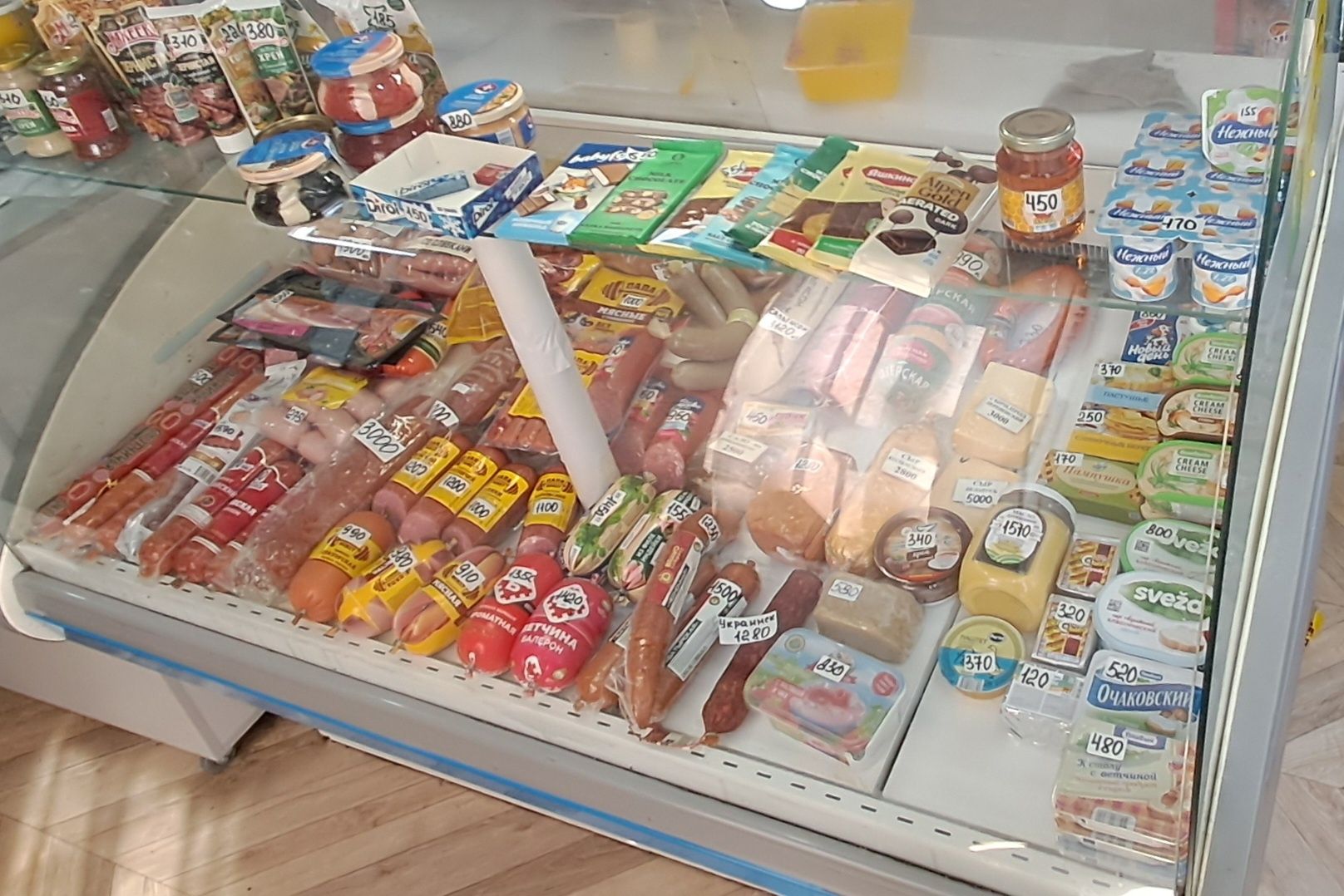 Продам Холодильную. витринуина