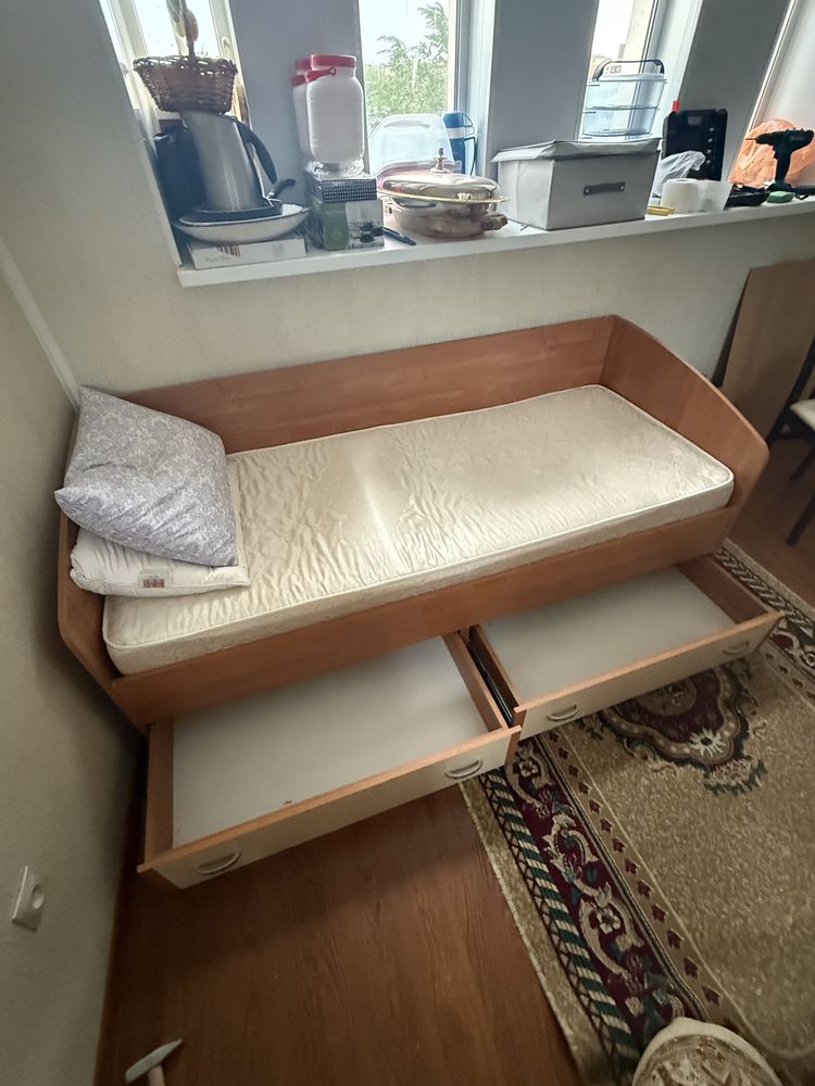 Продаётся детская кровать с выдвижными ящиками