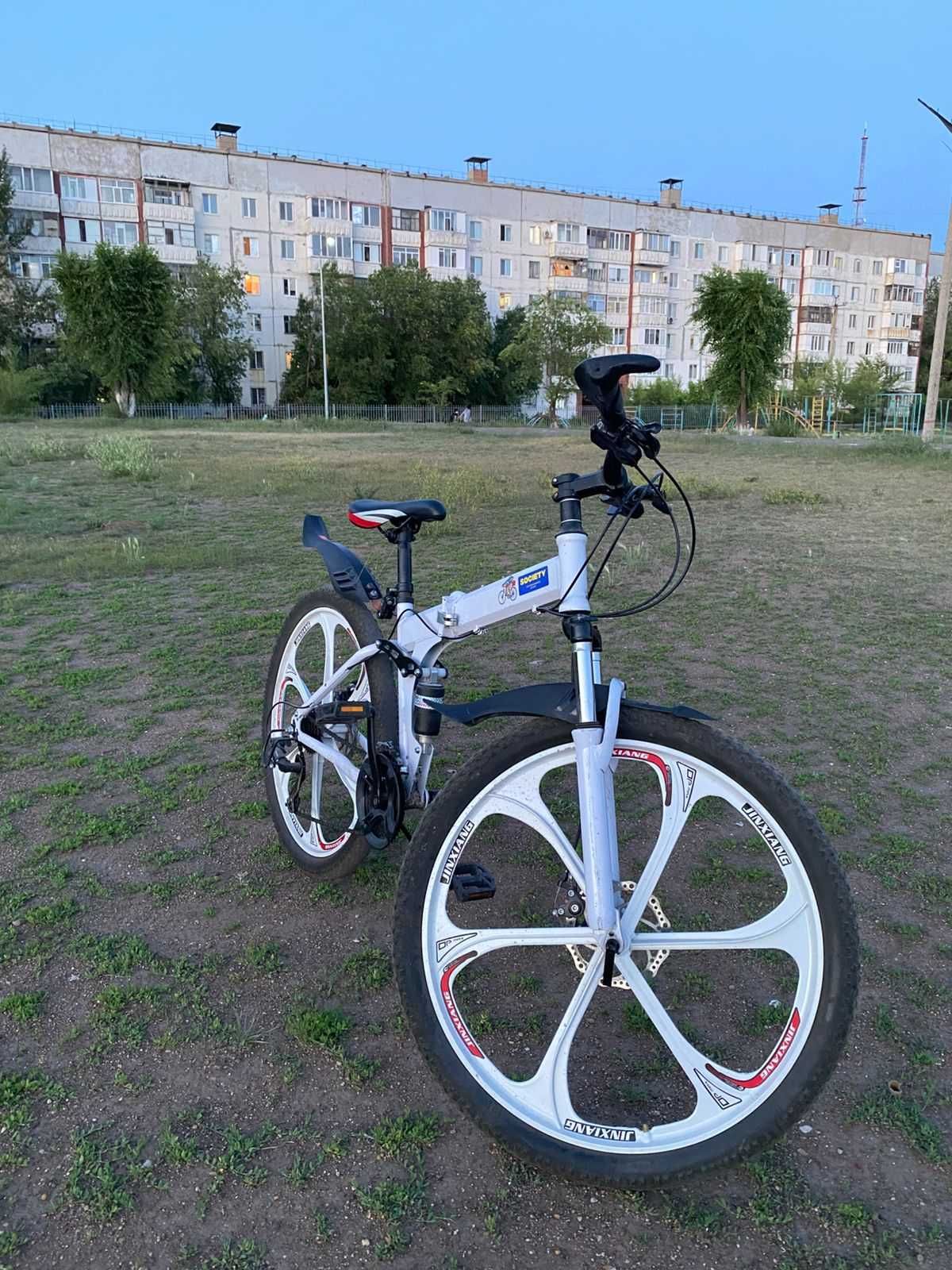 Белый б/у велосипед с литыми дисками