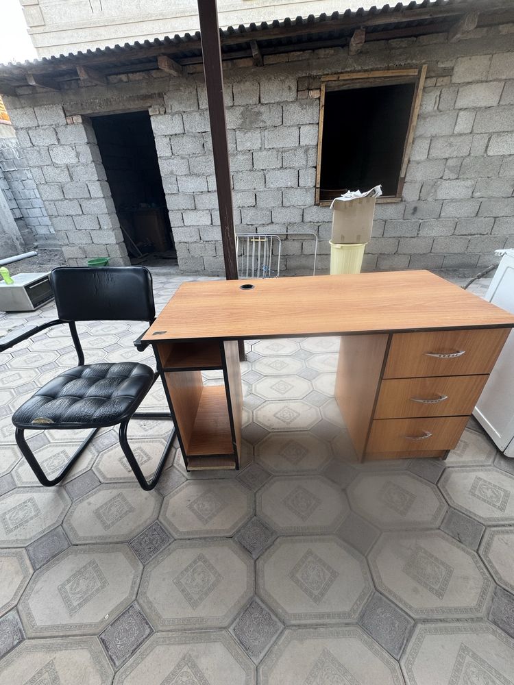 Продам компьютерный стол со стулом
