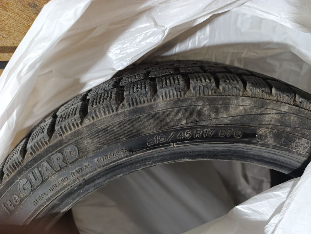 Продам комплект зимней резины 215/45/R17