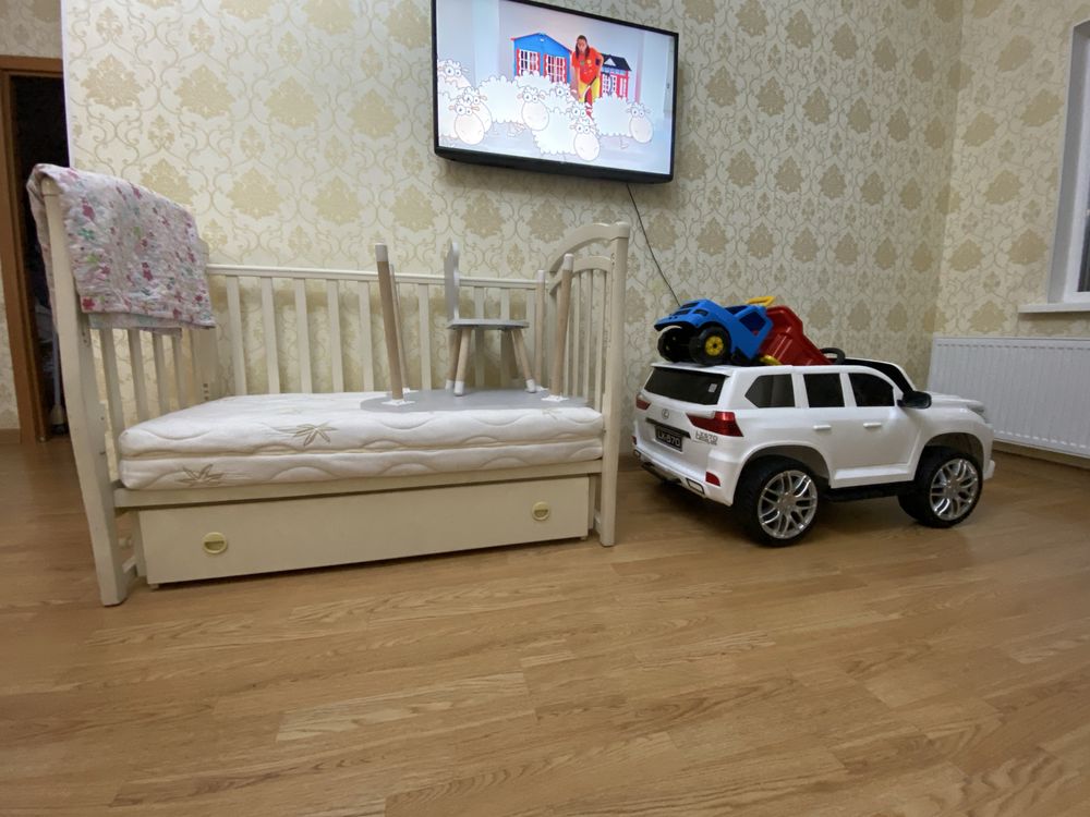 Продам детскую кровать с маятником и белую машину лексус 570