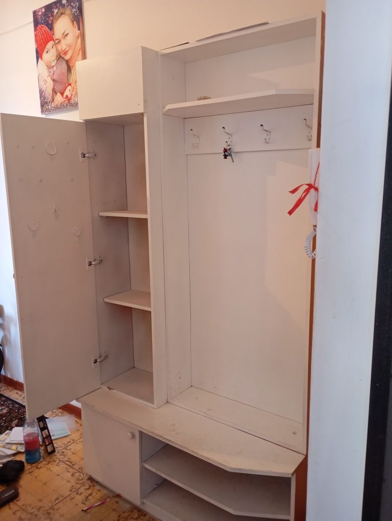 Продаётся,прихожка.Цена 4000 тг,договорная...