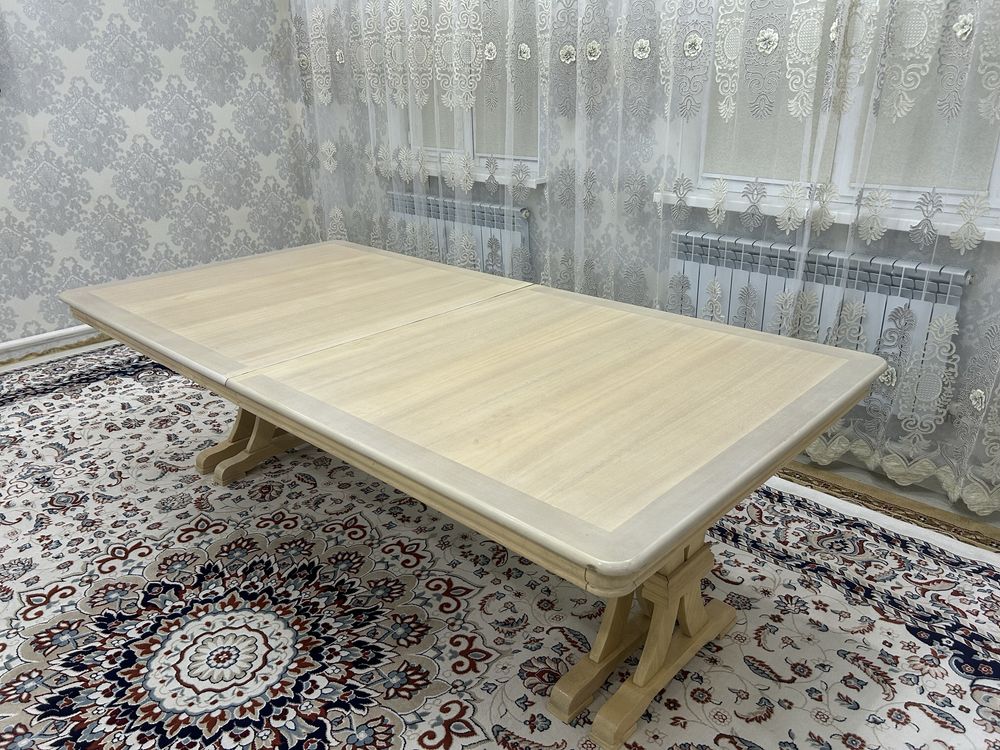 Гостинный стол без стульев