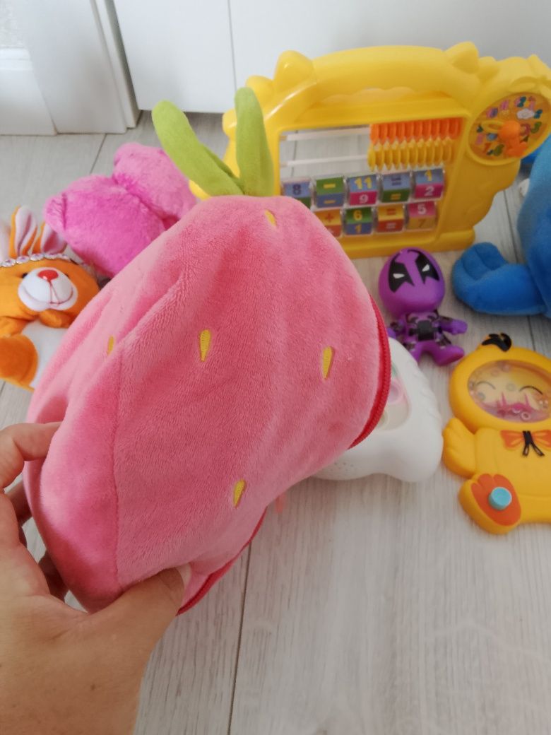 Игрушки разные, есть музыкальные