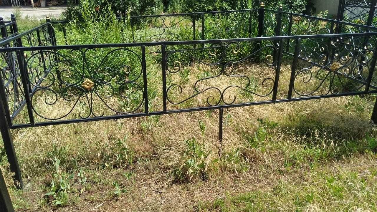 Металлические кованые оградки для могилы (на кладбище). Ограждения.