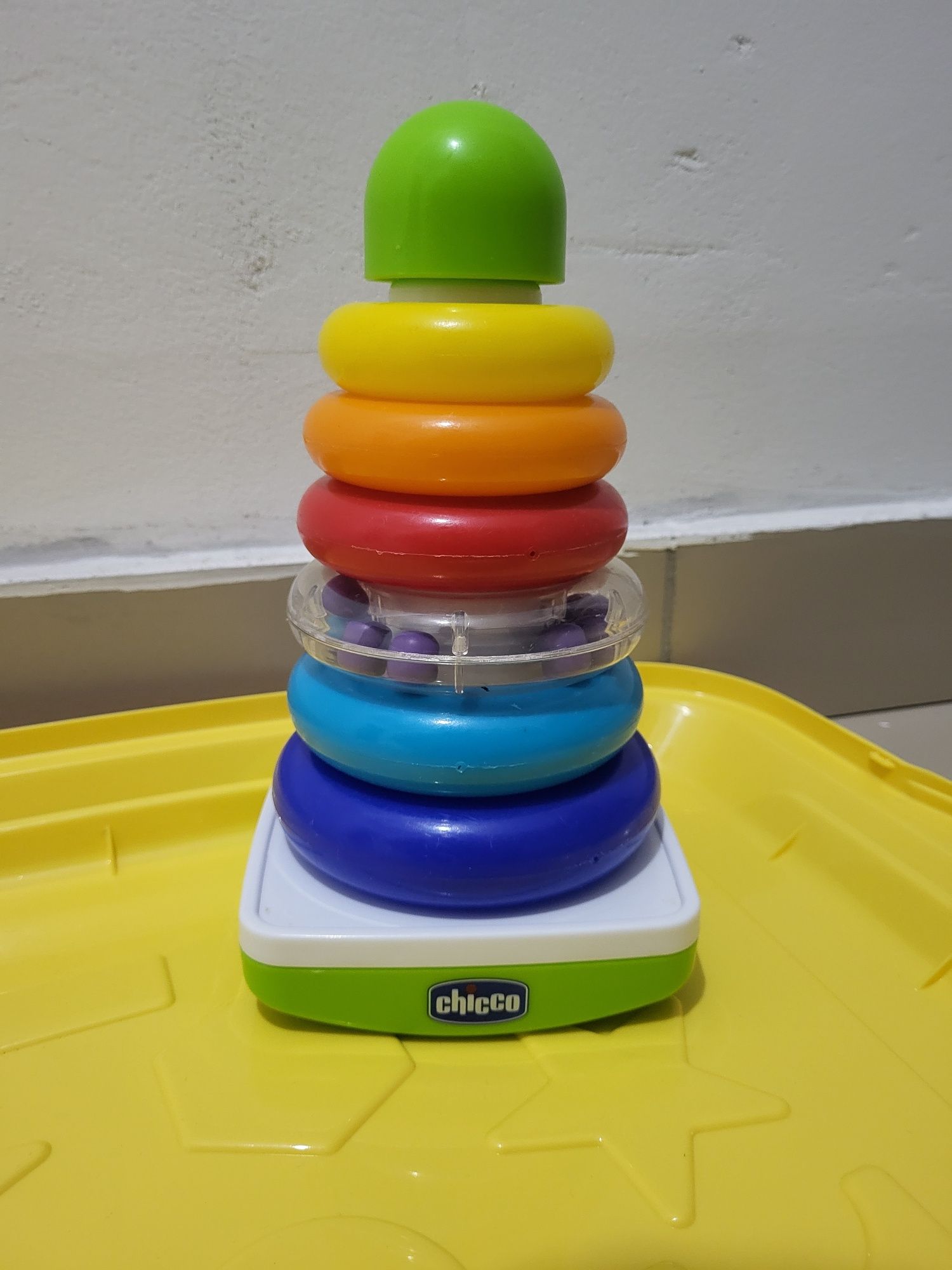 Игрушки Chicco и Fisher Price в контейнере.