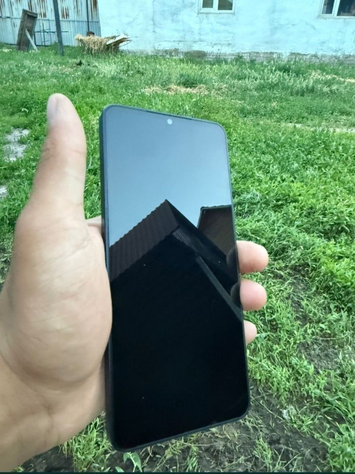 Samsung A06e продаетса с каробкои пол год гарантиеи