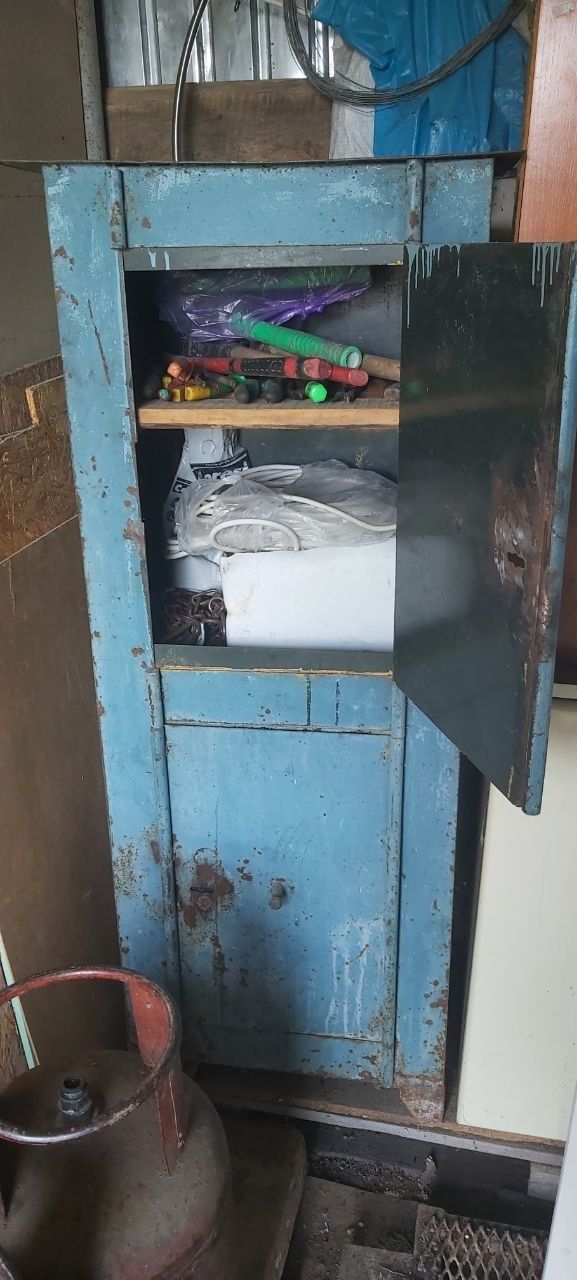 Сейф продается железный