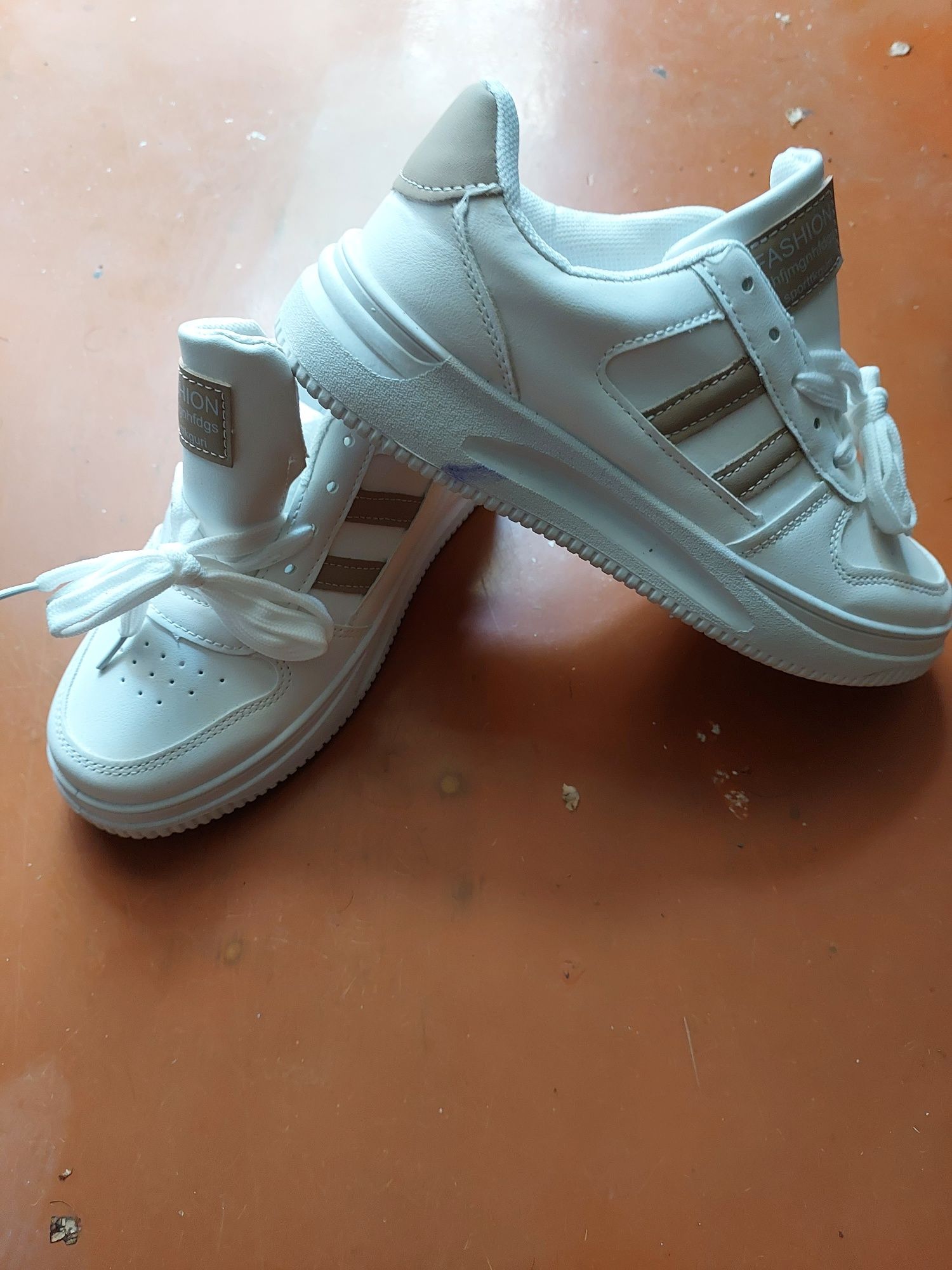 Продам новые женские кроссовки