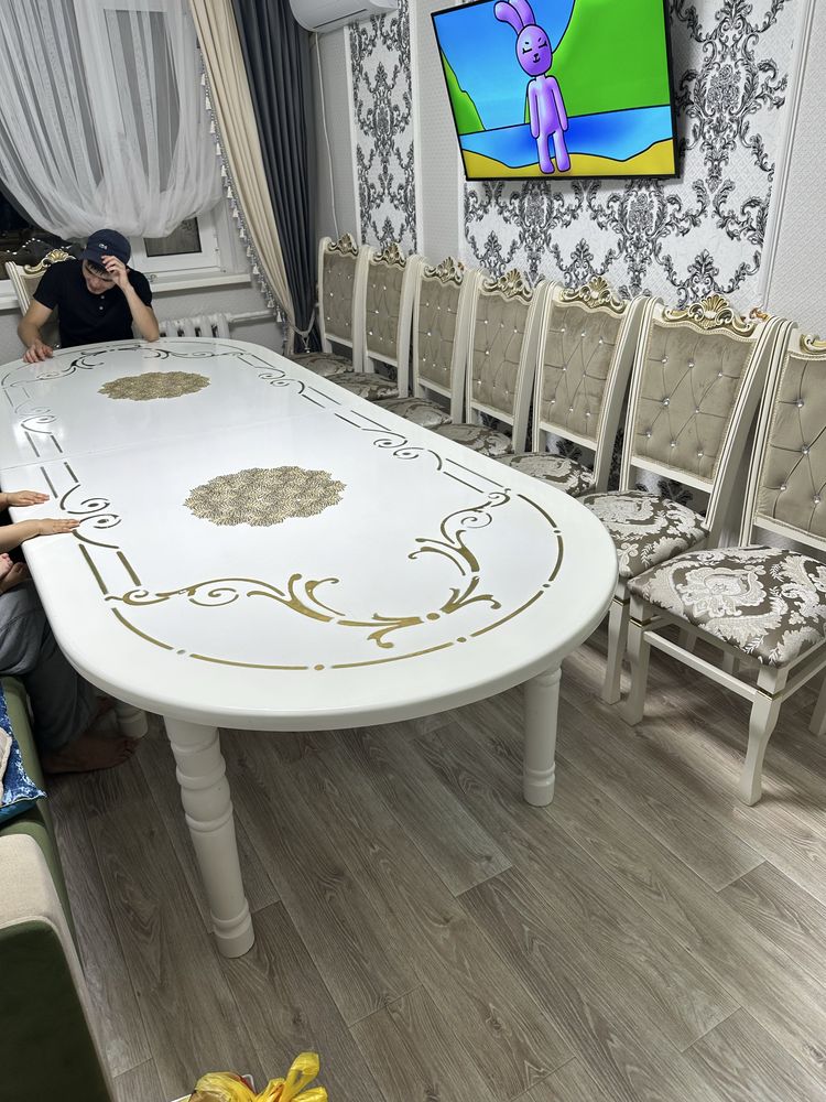 Продам стол для гостиной