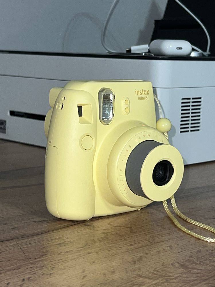 Продам фотоаппарат instax mini 8
