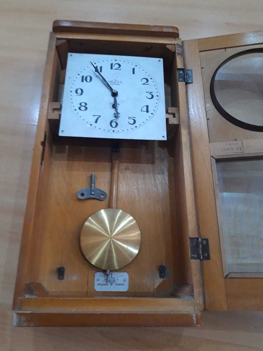 часы с маятником