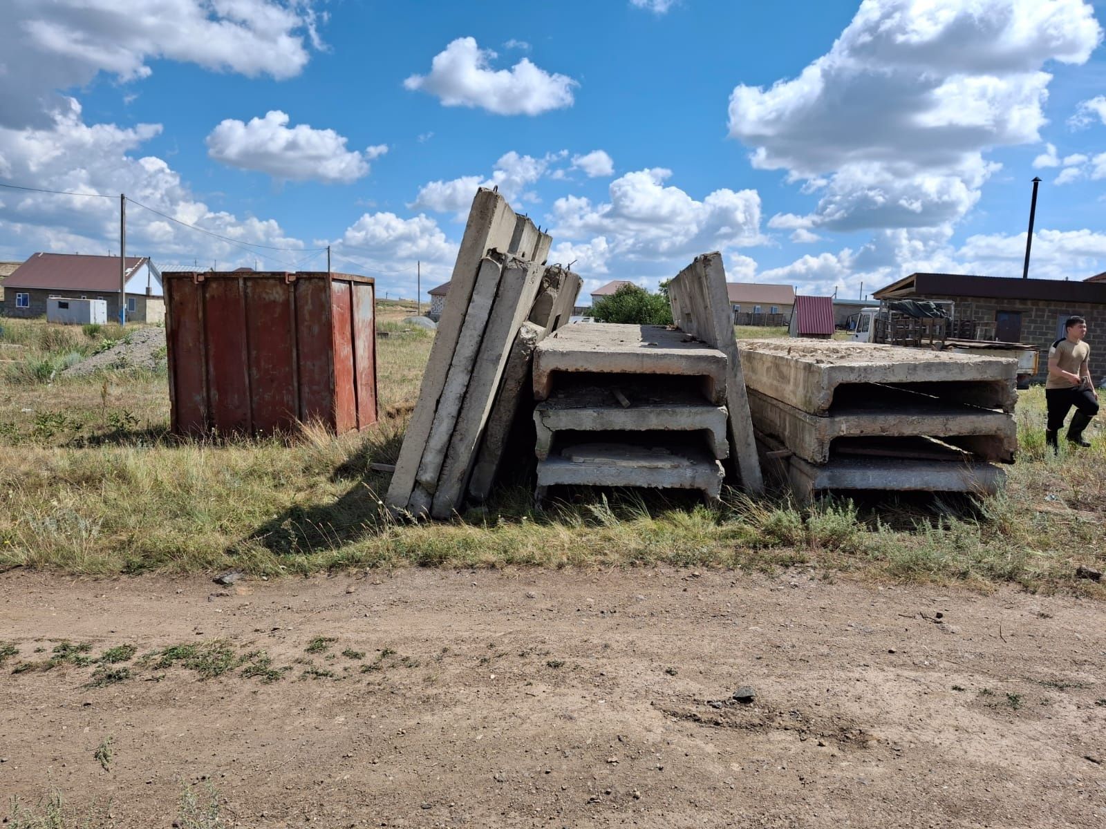 Продам участок вместе с материалами