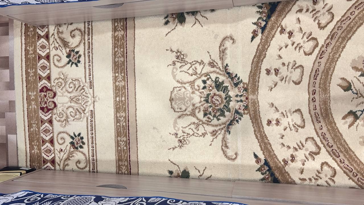 Большой ковёр в хорошем состоянии
