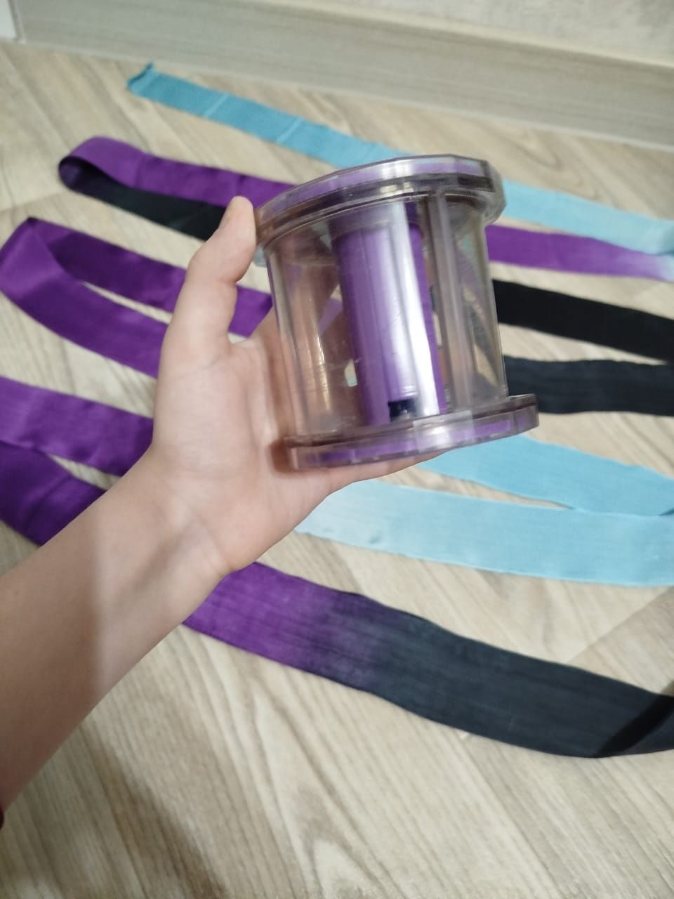 Продам ленту для худ гимнастики с катушкой.