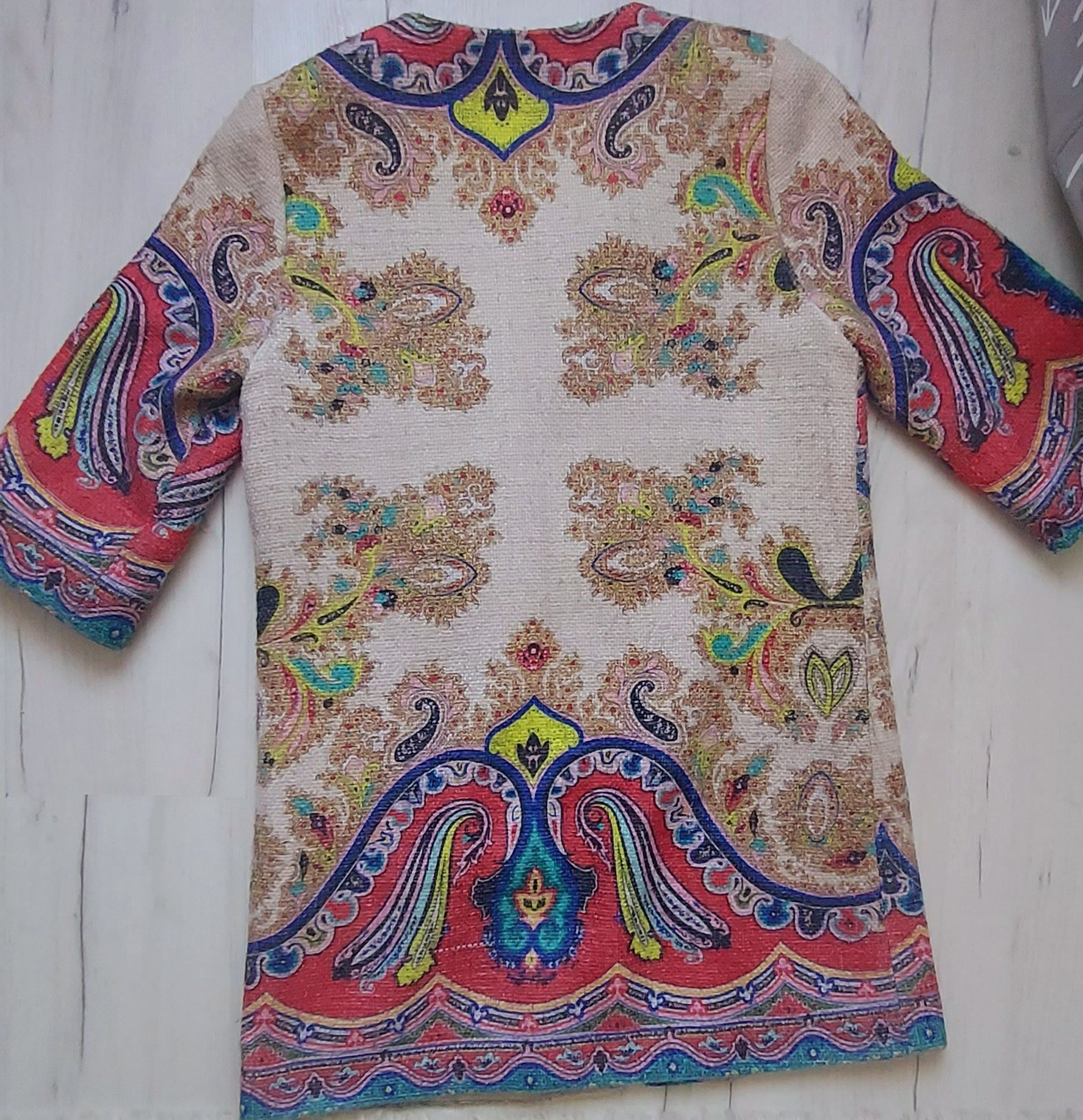 Продам красивое яркое пальто из букле