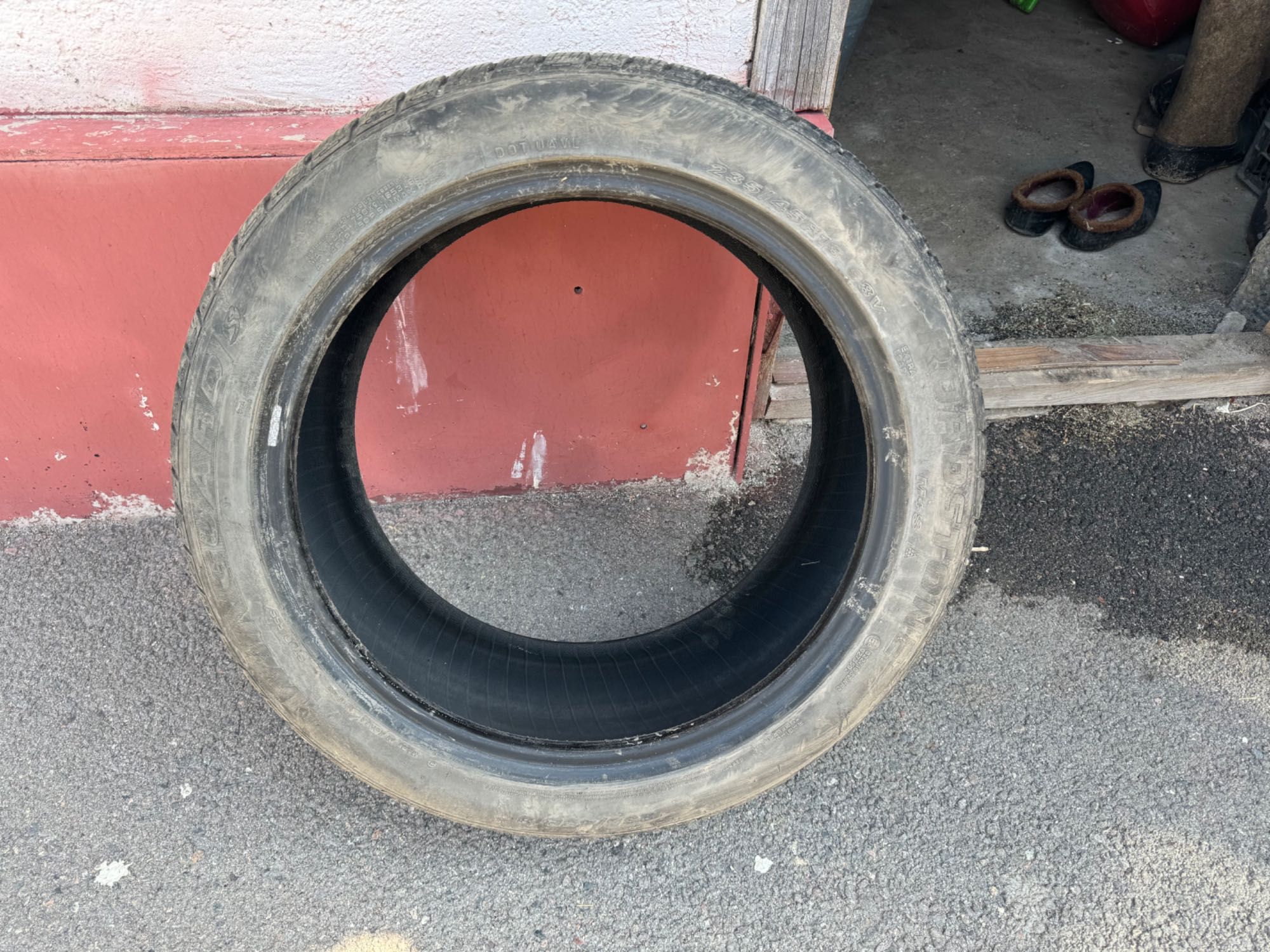 Продаются зимние шины 235/45/18