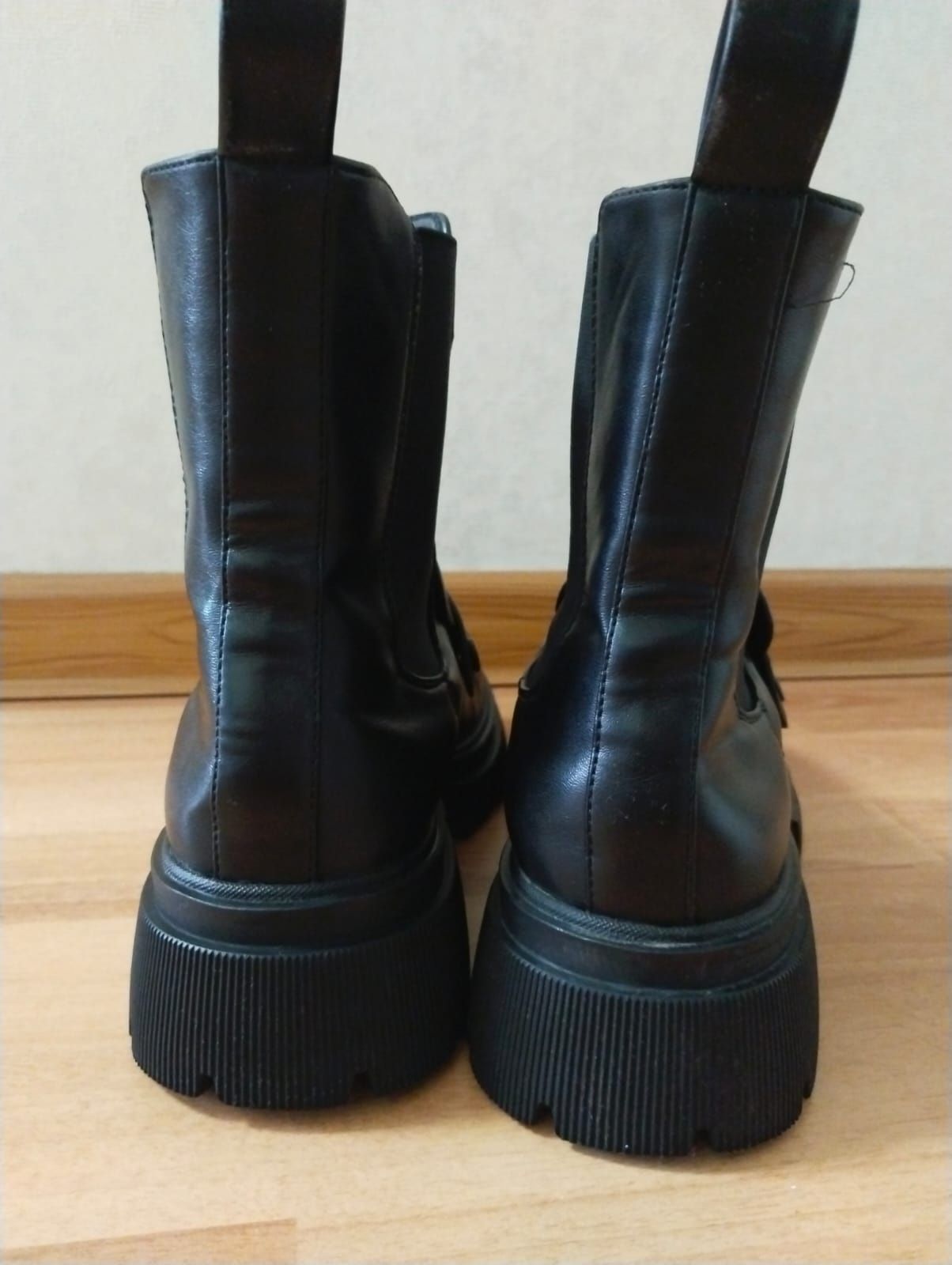 Продам женские осенние ботинки