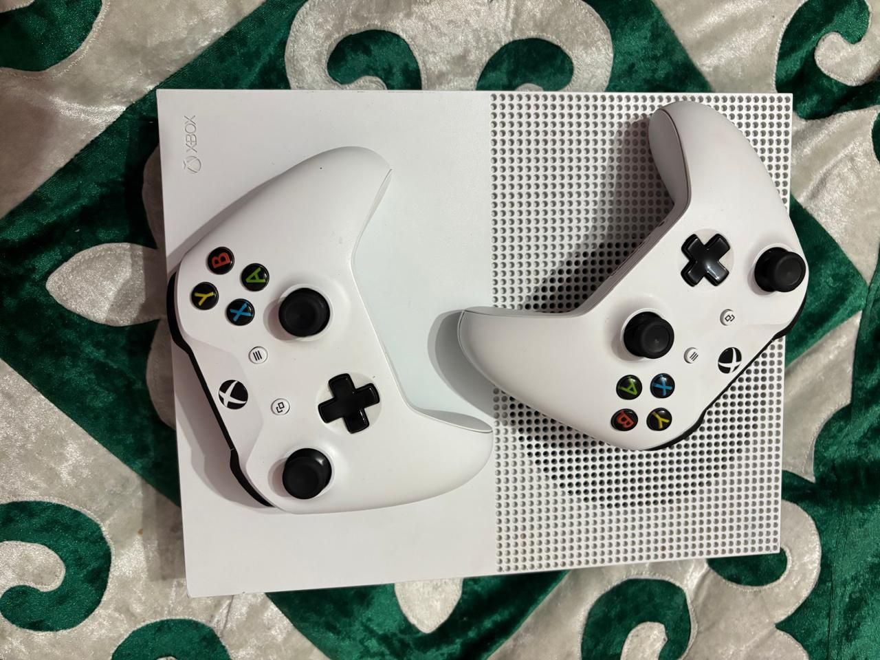 Xbox One S 1TB + 2 геймпада + 9 игр + аккаунт (оригинал)