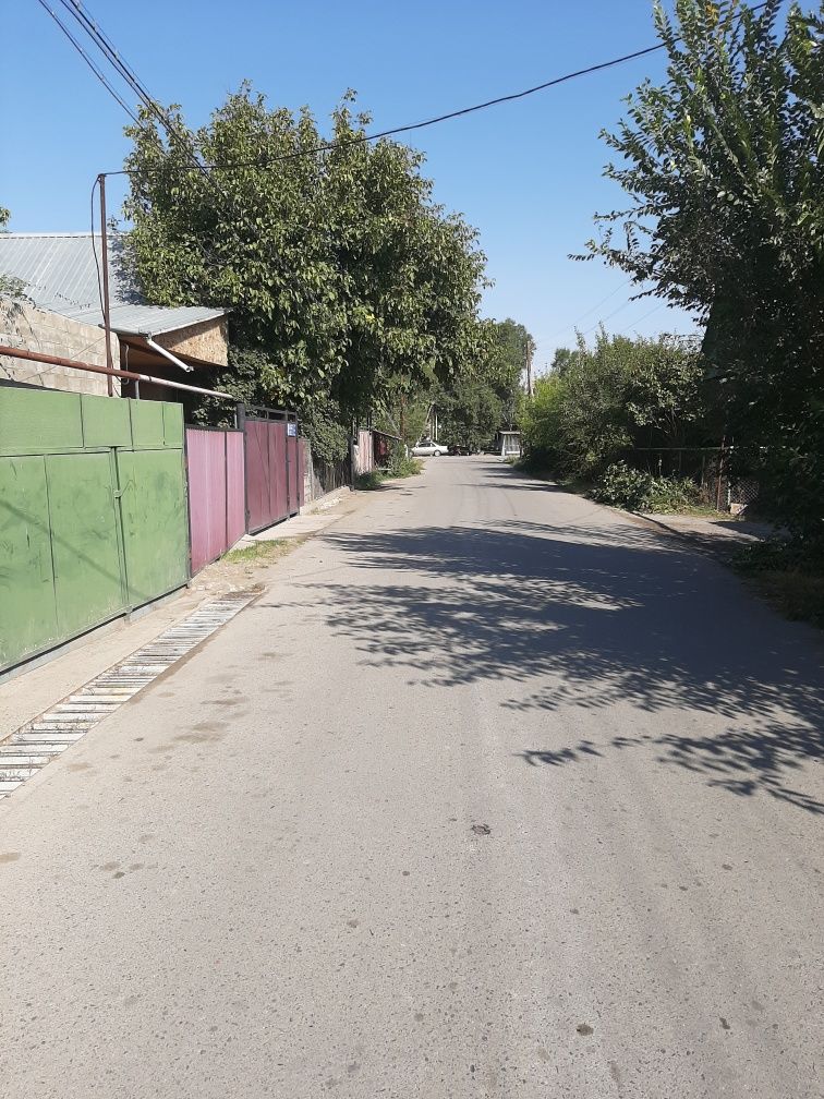 Небольшой дом возле школы Конаева