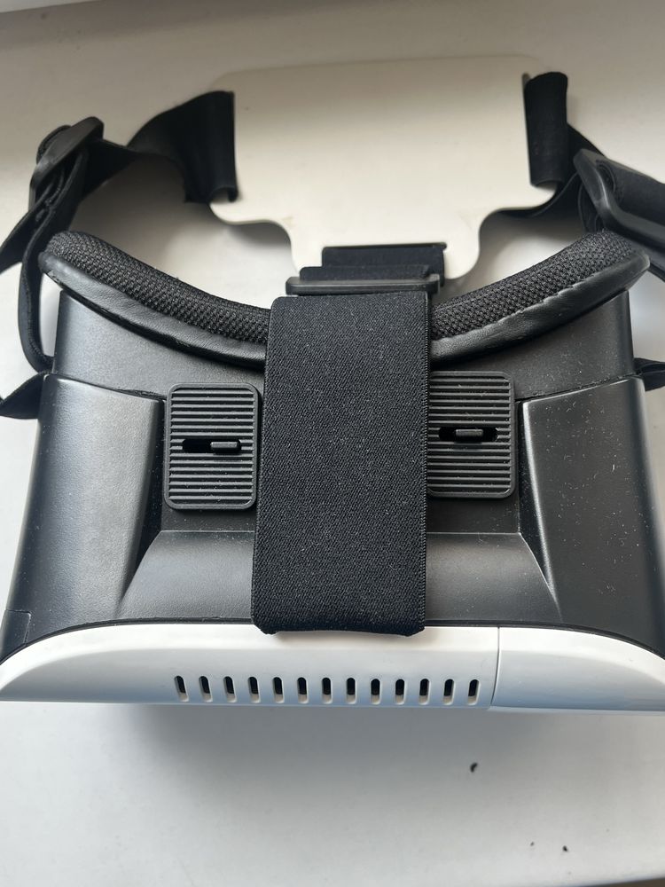 VR BOX без джостиков обычный надо встовлять телефон!