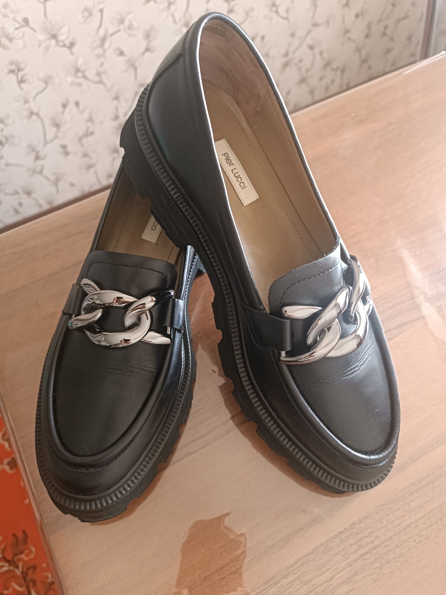 Продам лоферы женские новые