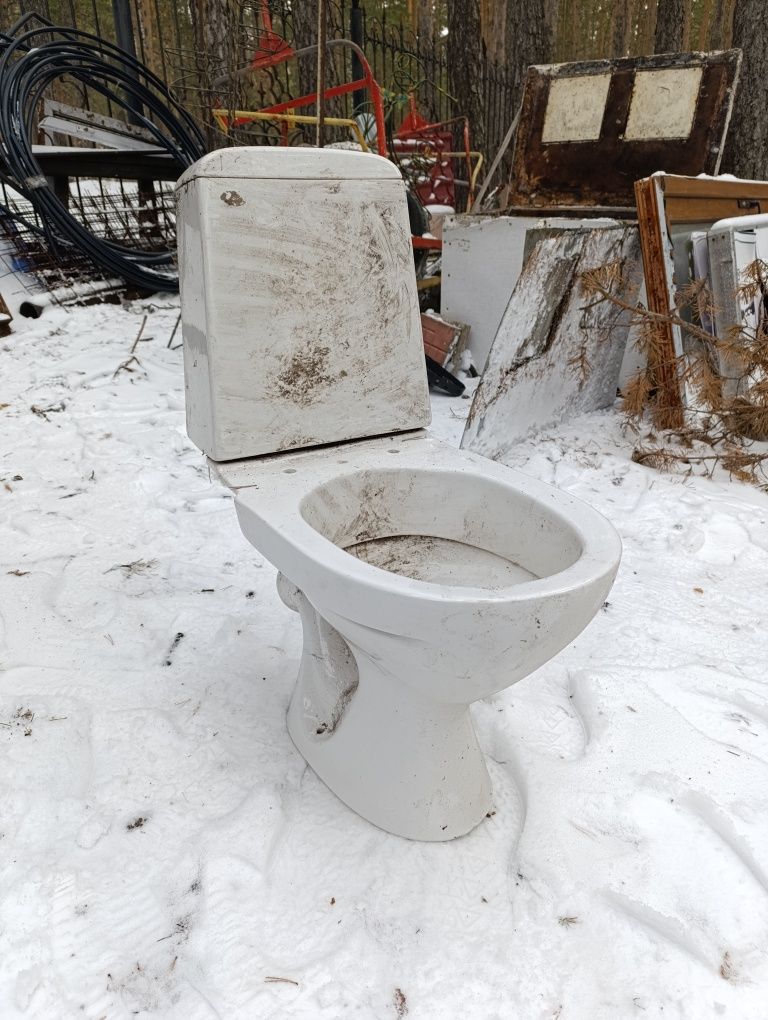 Продам отличный белый унитаз