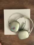 Airpods Max в зеленном цвете