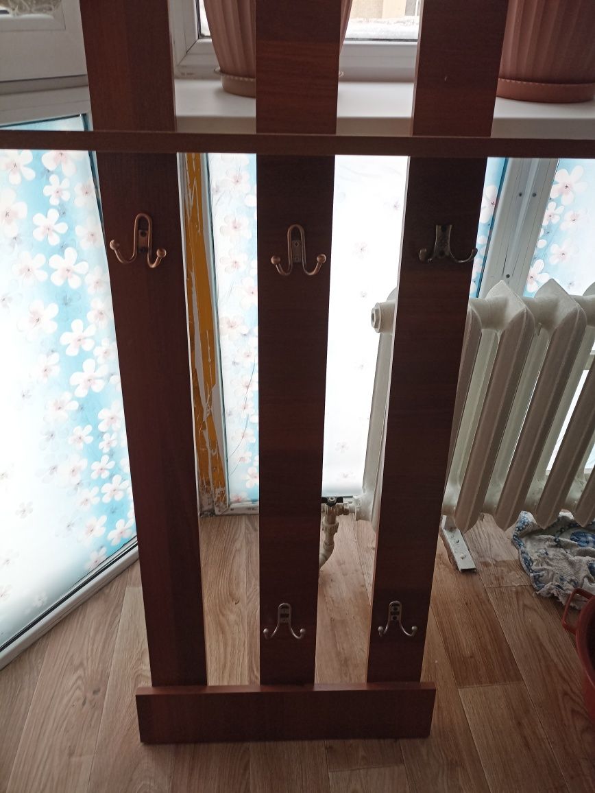 Продам вешалку в хорошем состоянии