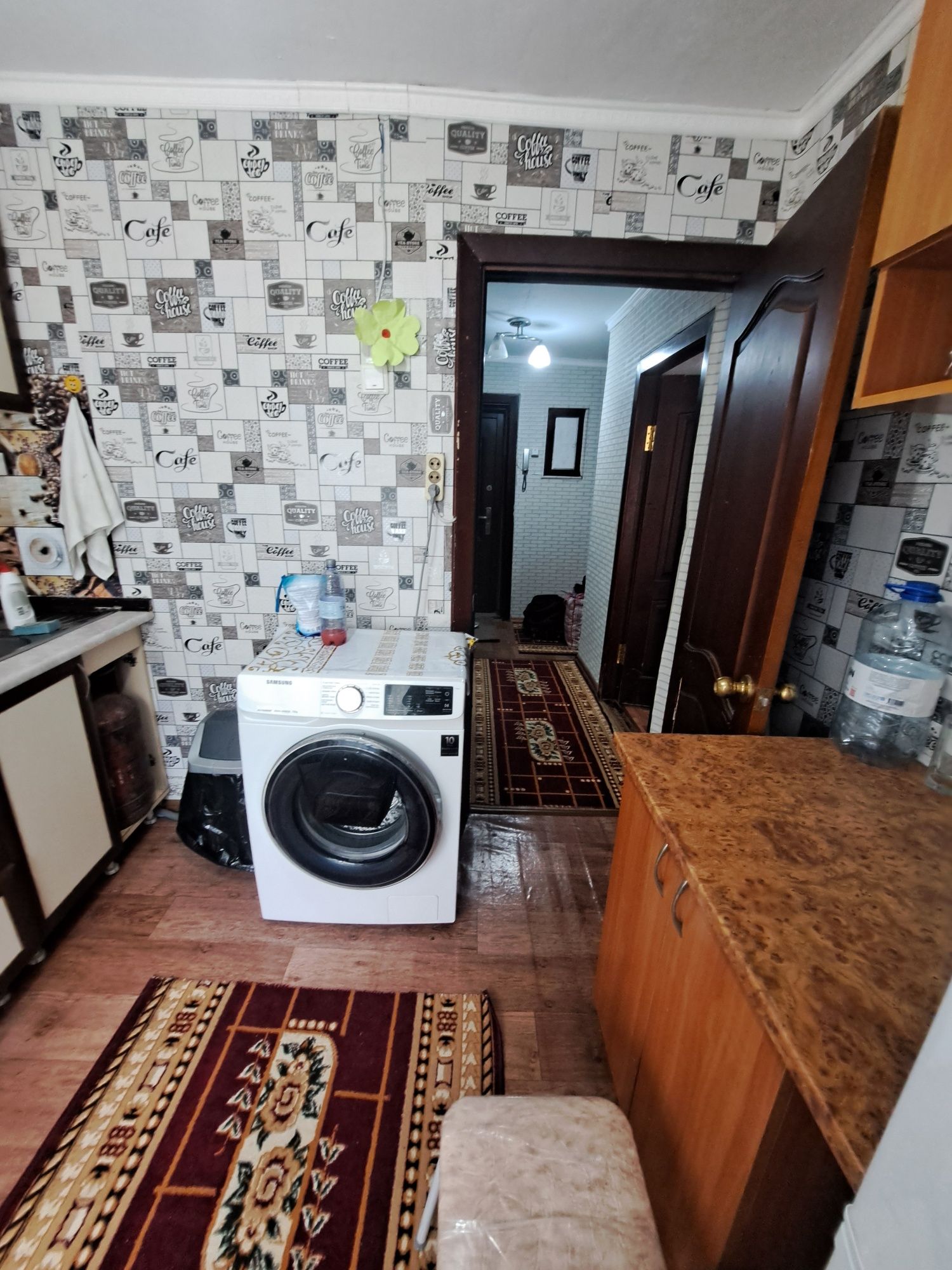 Продаём двухкомнатную квартиру возле "Пассажа "
