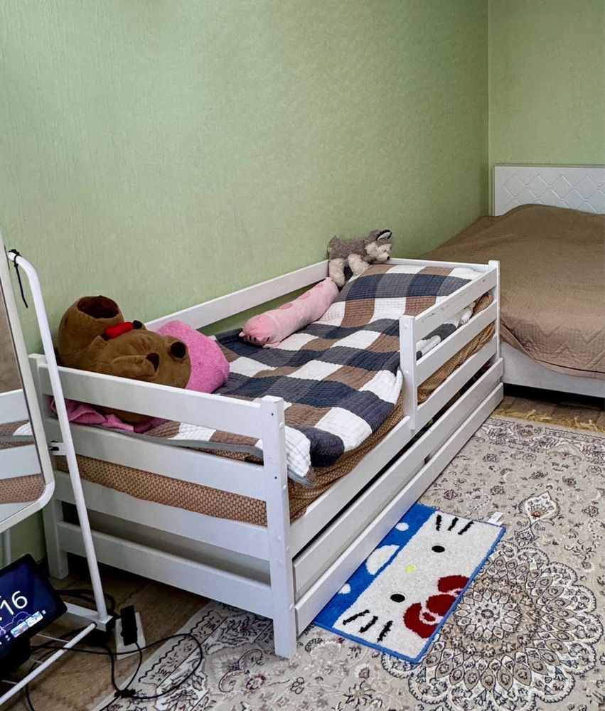 Продам двуспальную и детскую кровать