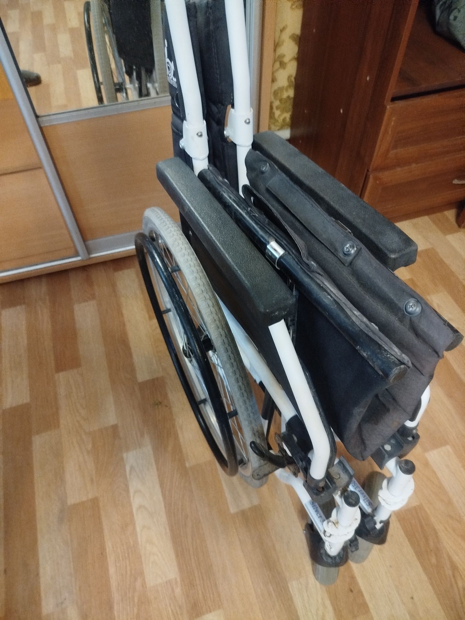 Продам инвалидное кресло