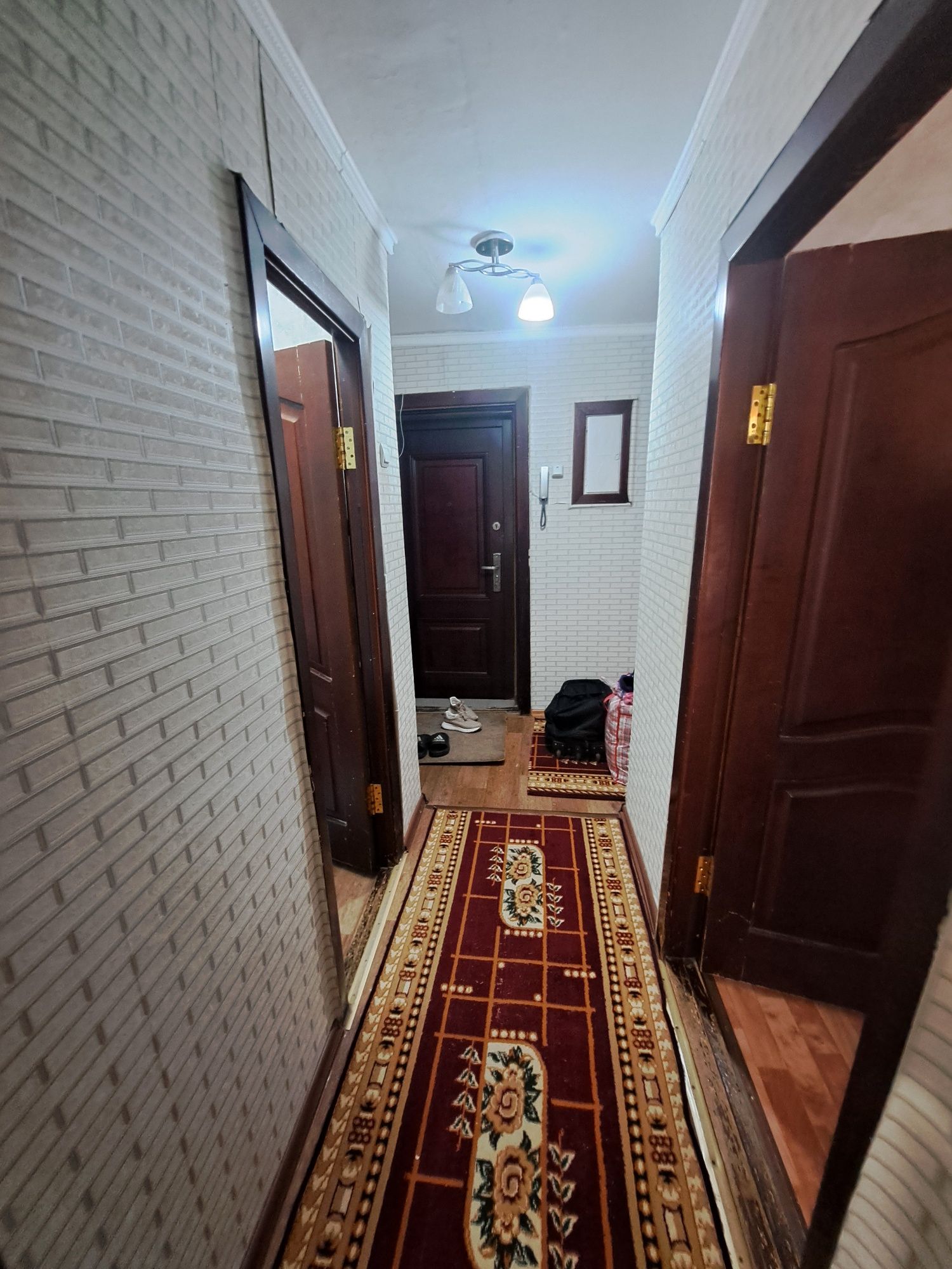 Продаём двухкомнатную квартиру возле "Пассажа "