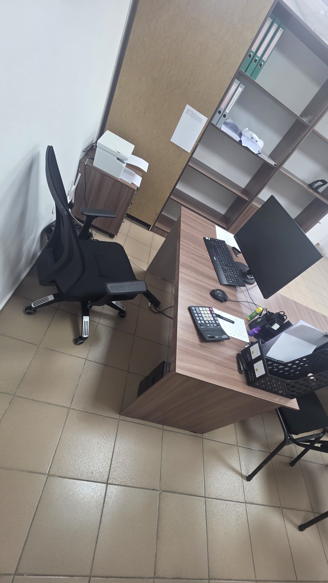 Продается мебель и офисные принадлежности