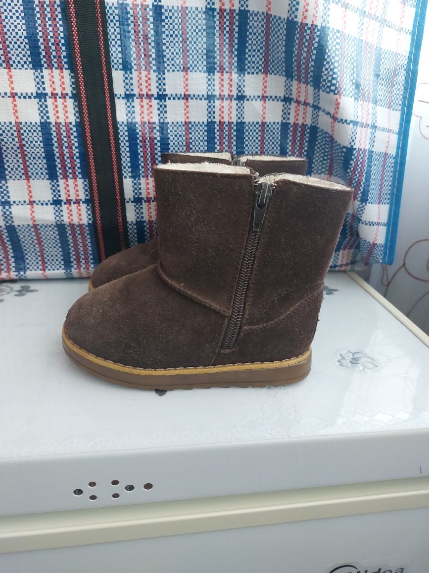 Продам осенние , зимние сапожки детские! Находимся в мкр.Береке!