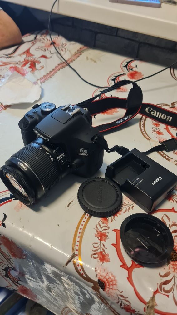 Срочно продам Canon  EOS 2000D