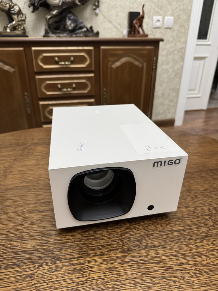Проектор MIGO, FULL HD, большая диагональ.