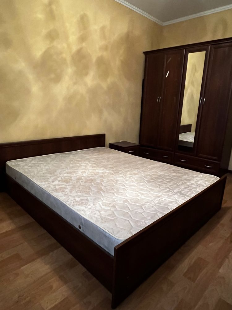 СРОЧНО! Продается шкаф, кровать,камот, туалетный столик и 2 тумбы