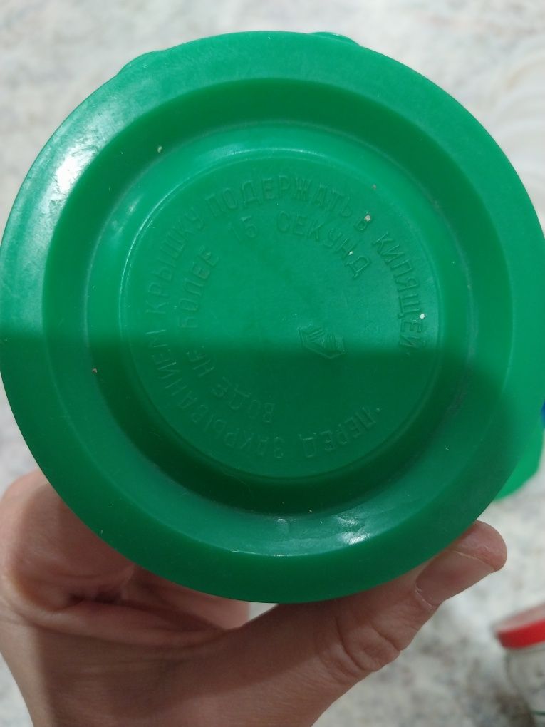 Продам 10 банок и 70 крышек.