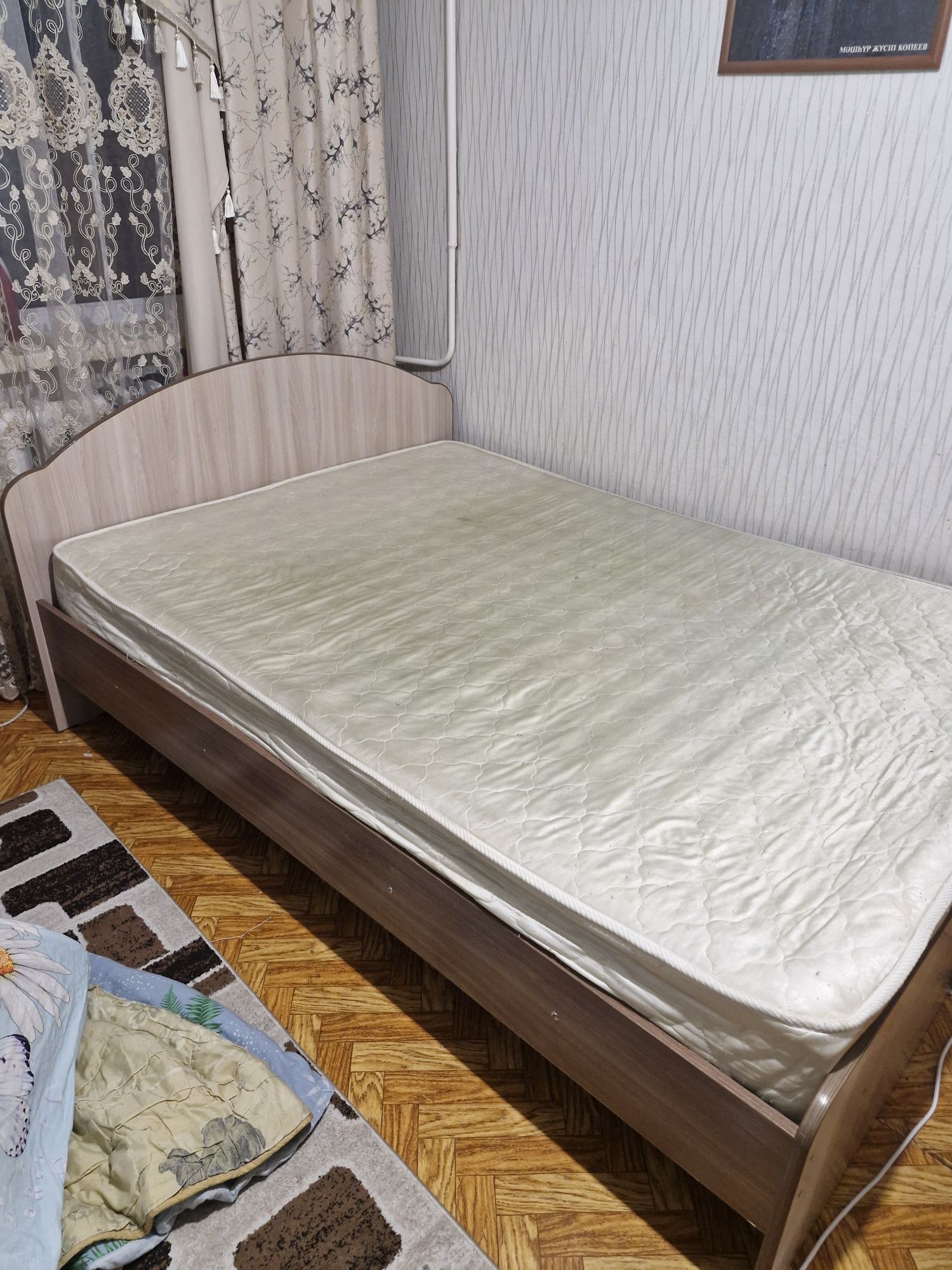 Продам кровать двуспальная с матрасом