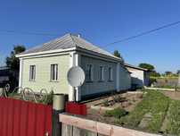 Продам теплый Дом в Бобровке-хозяйство =8крыш, 32сотки, баня,гараж