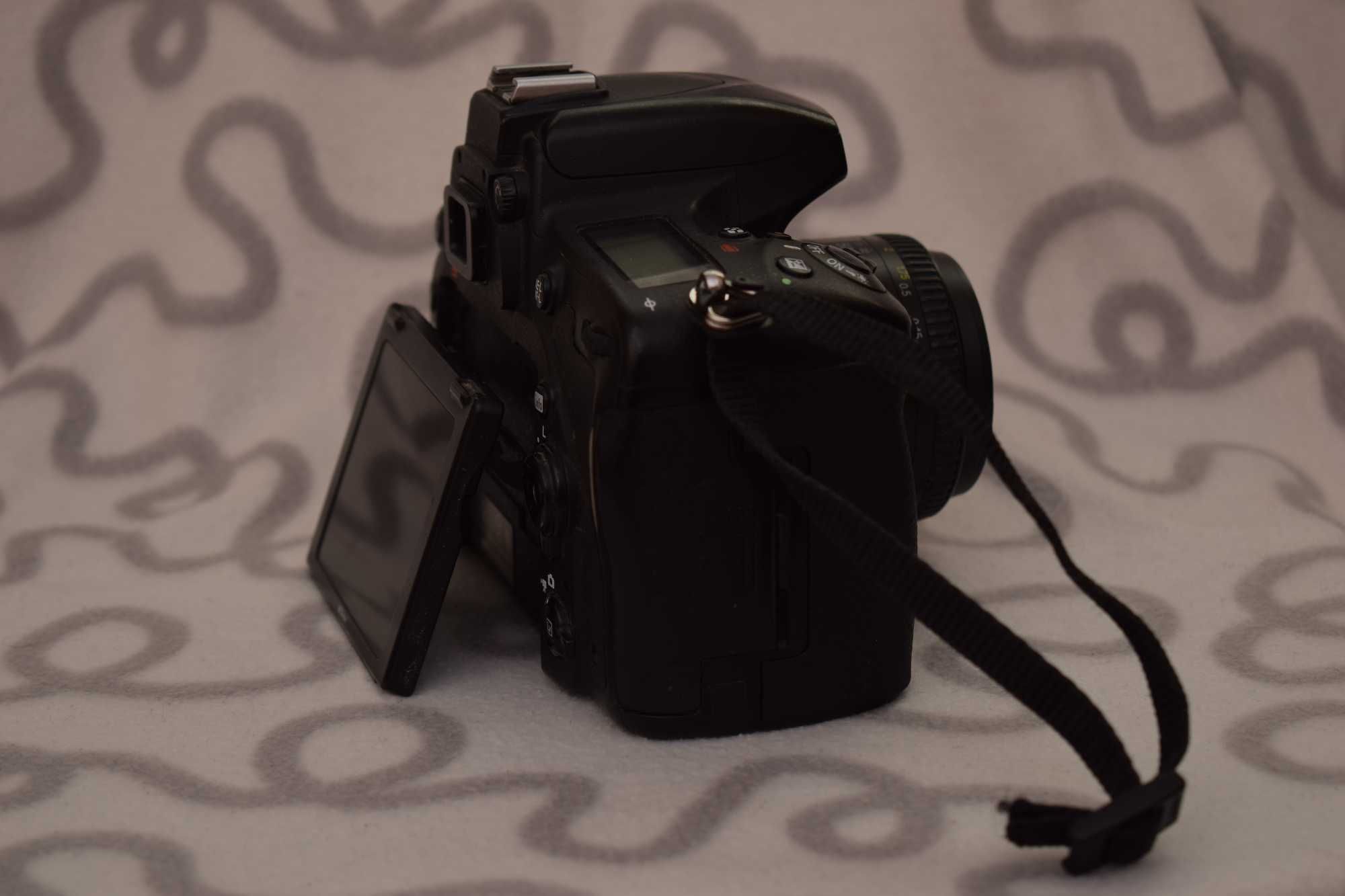 Полнокадровый фотоаппарат Nikon в комплекте со вспышкой.