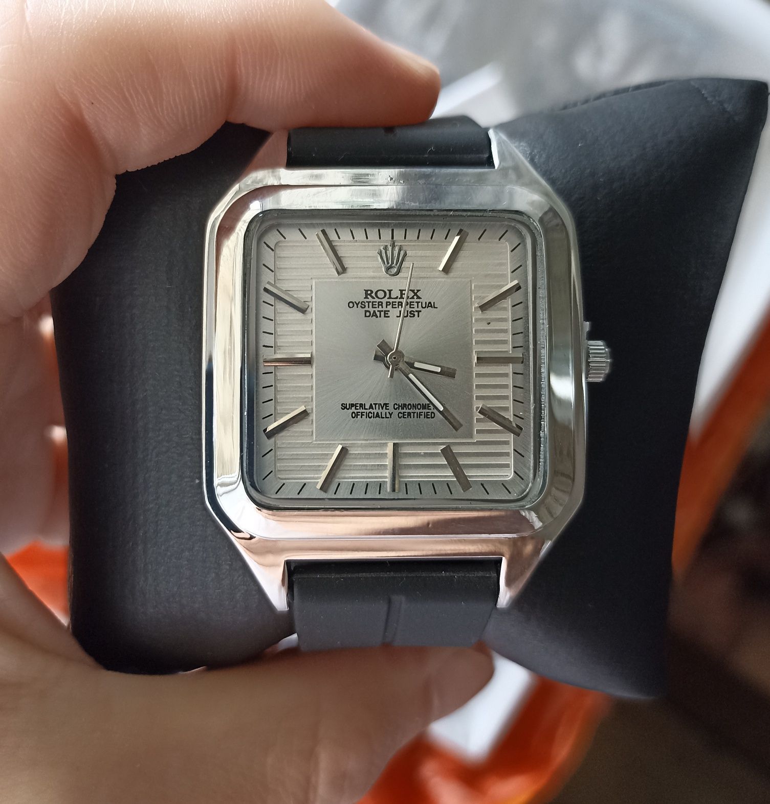 Продам часы новые