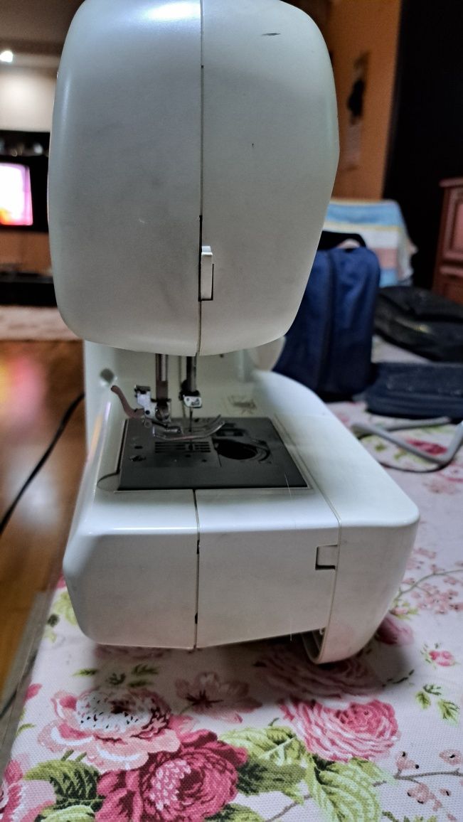 Машинка швейная электрическая с педалью. Brother xl-2600