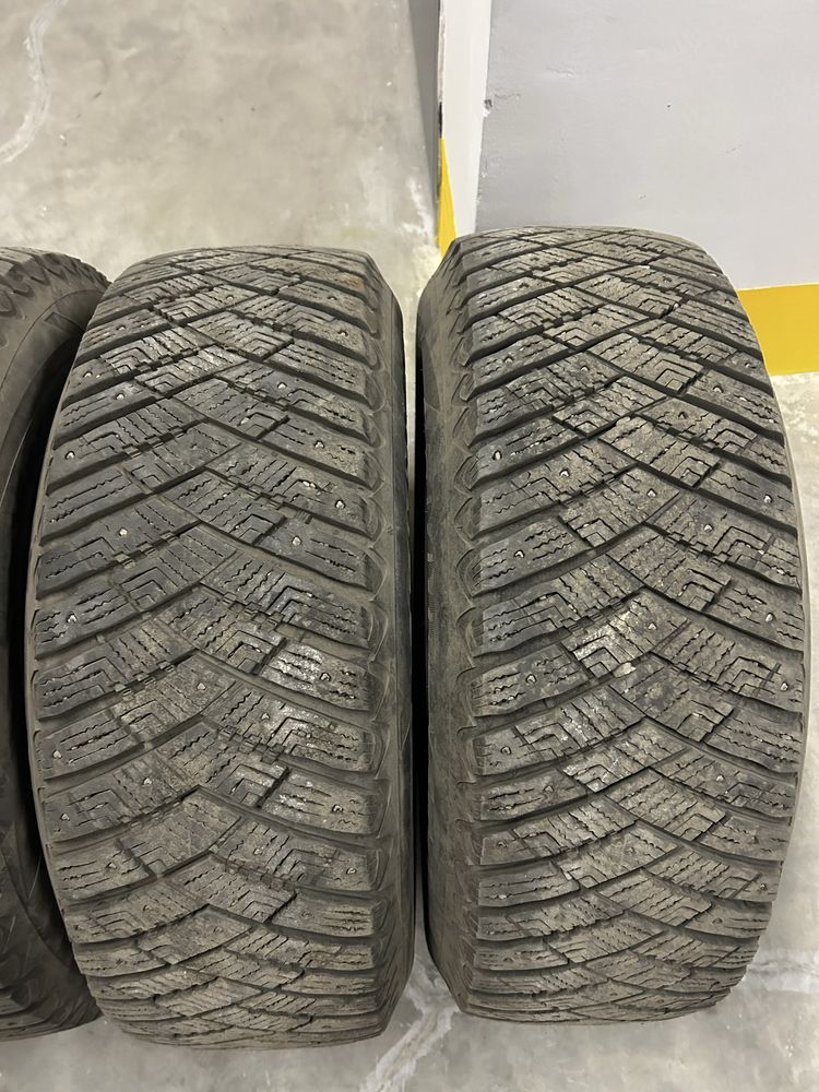 Зимние шины Goodyear 235/65 R17